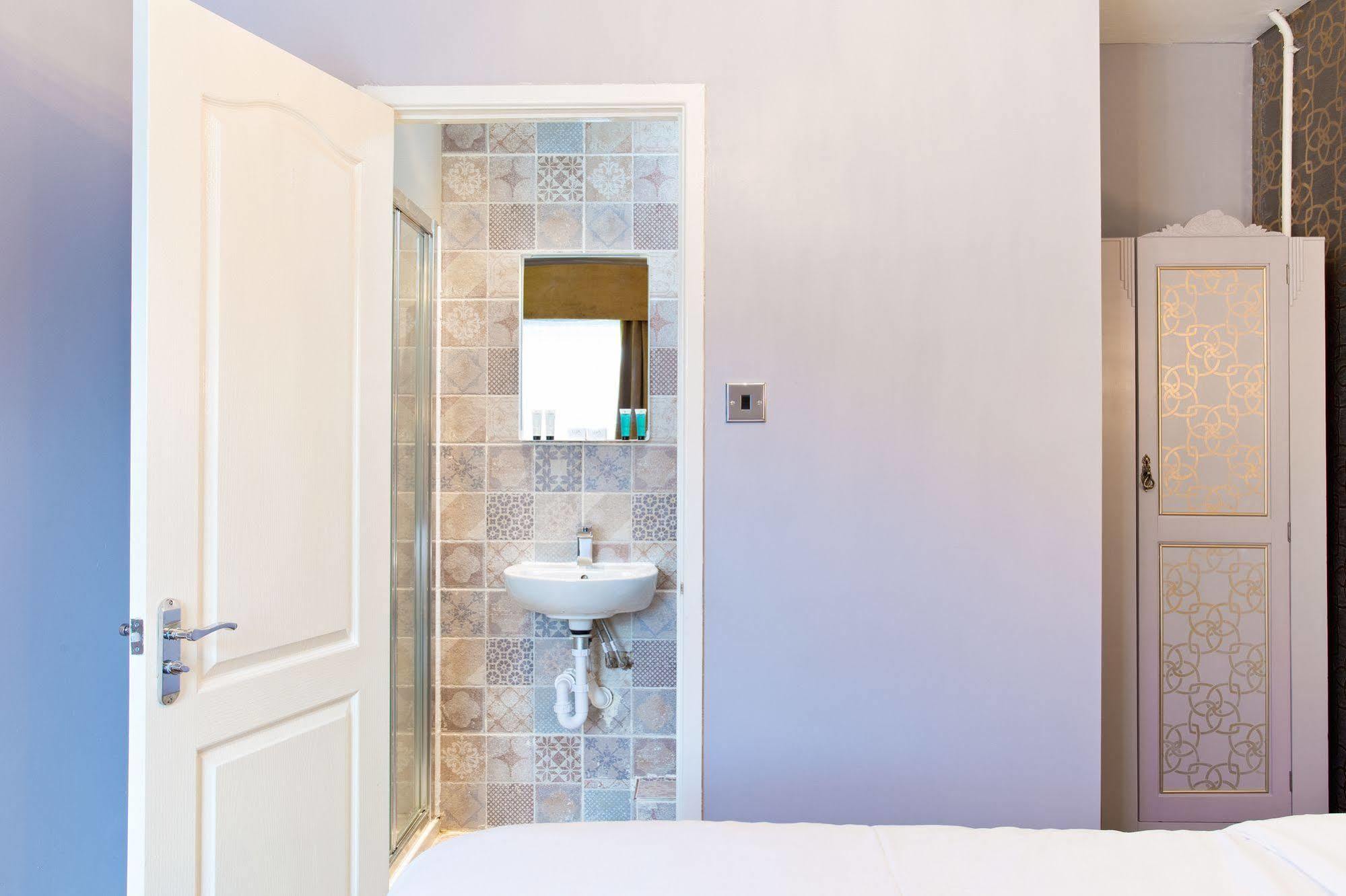 Cambridge House Hotel Bagian luar foto
